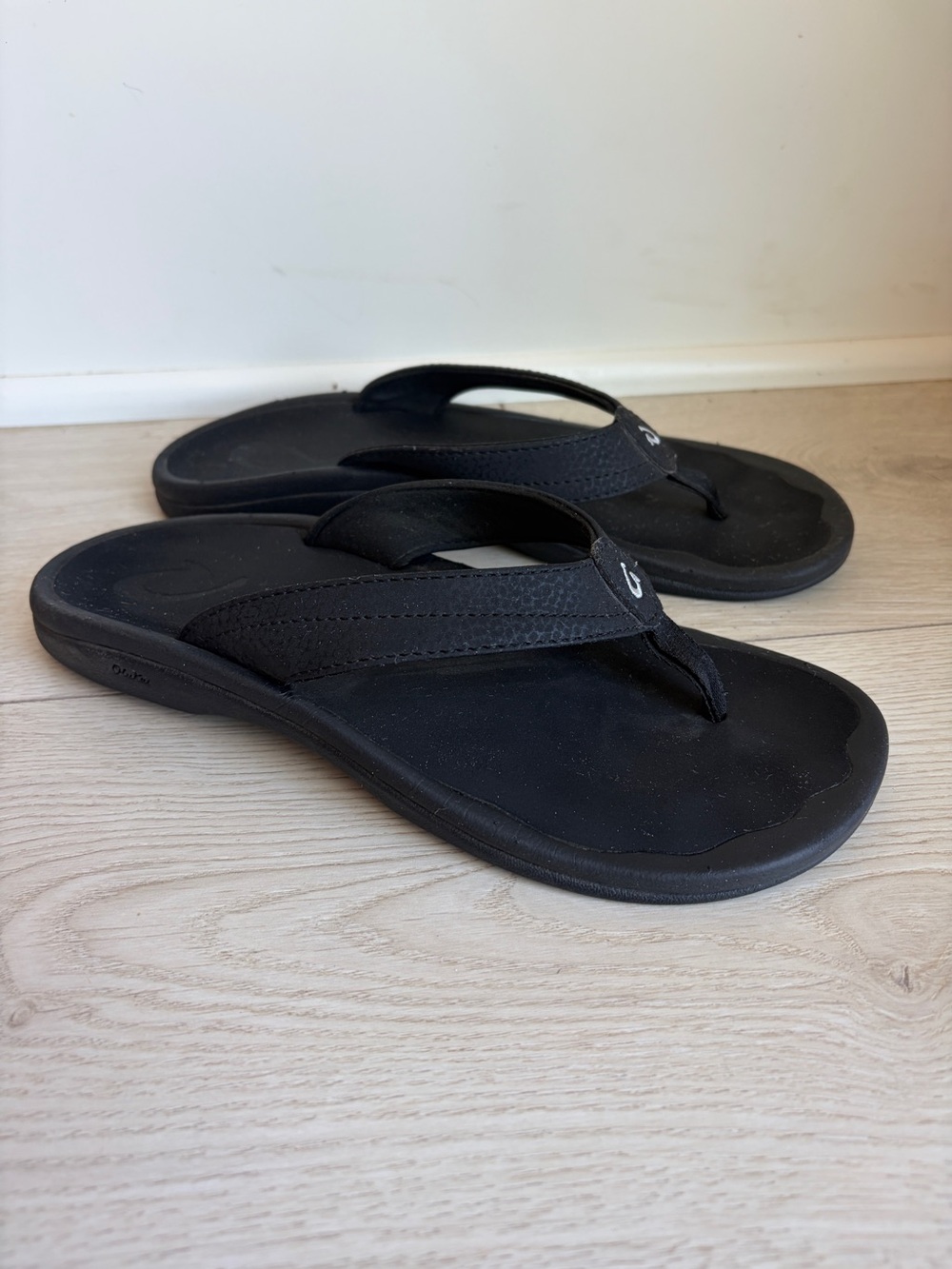 OluKai women’s Ohana thong flip flops black sandals sz 7